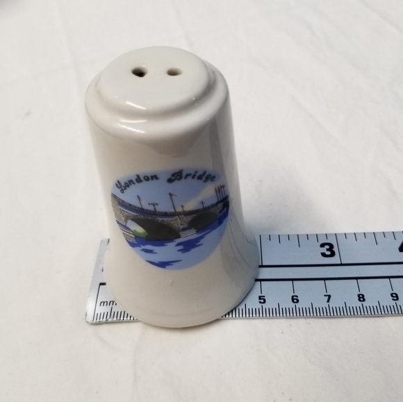 Set of Vintage White London Bridge Porcelain Salt and Pepper Shakers - Picture 3 of 5